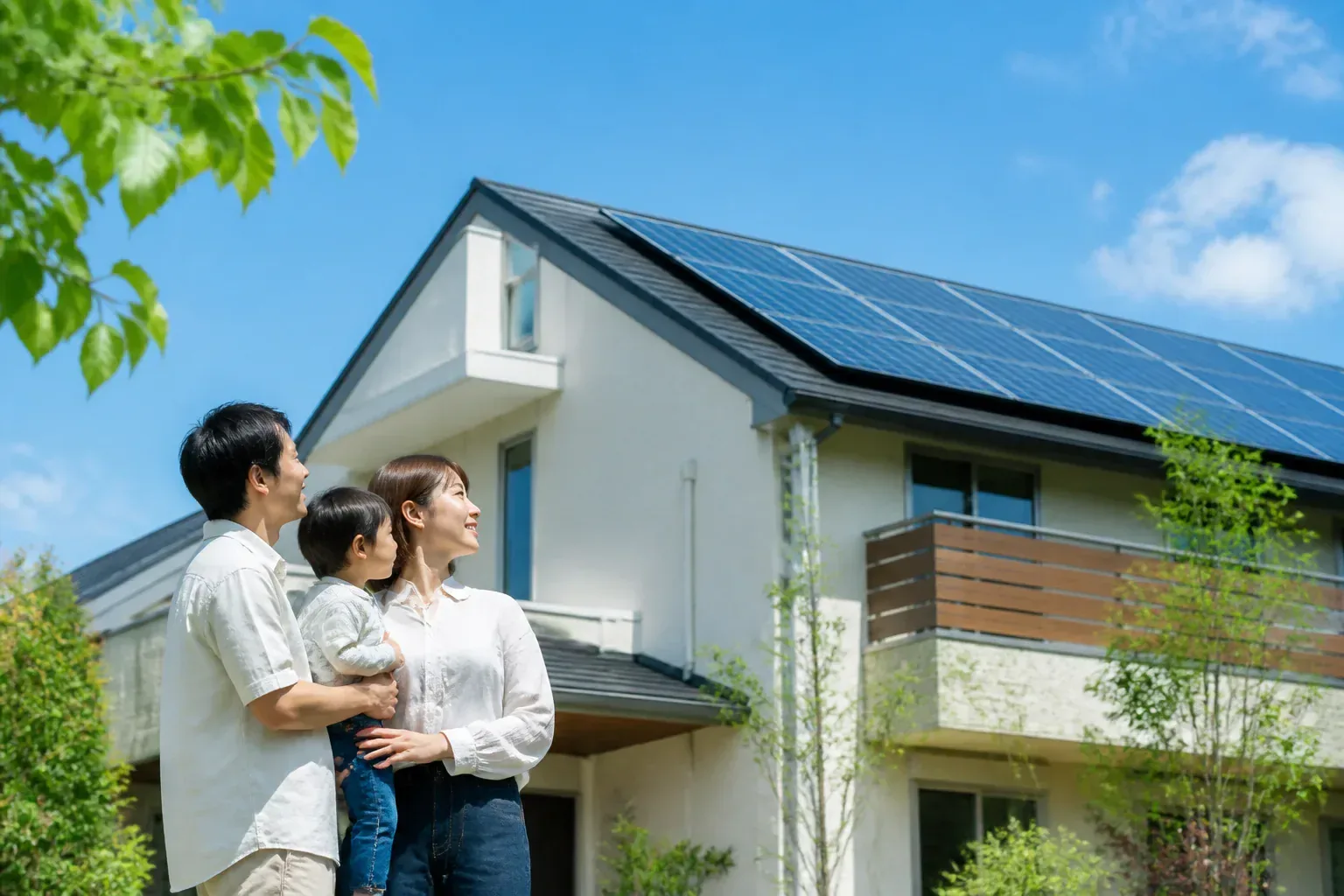 ソーラーパネルを設置した戸建て住宅のイメージ
