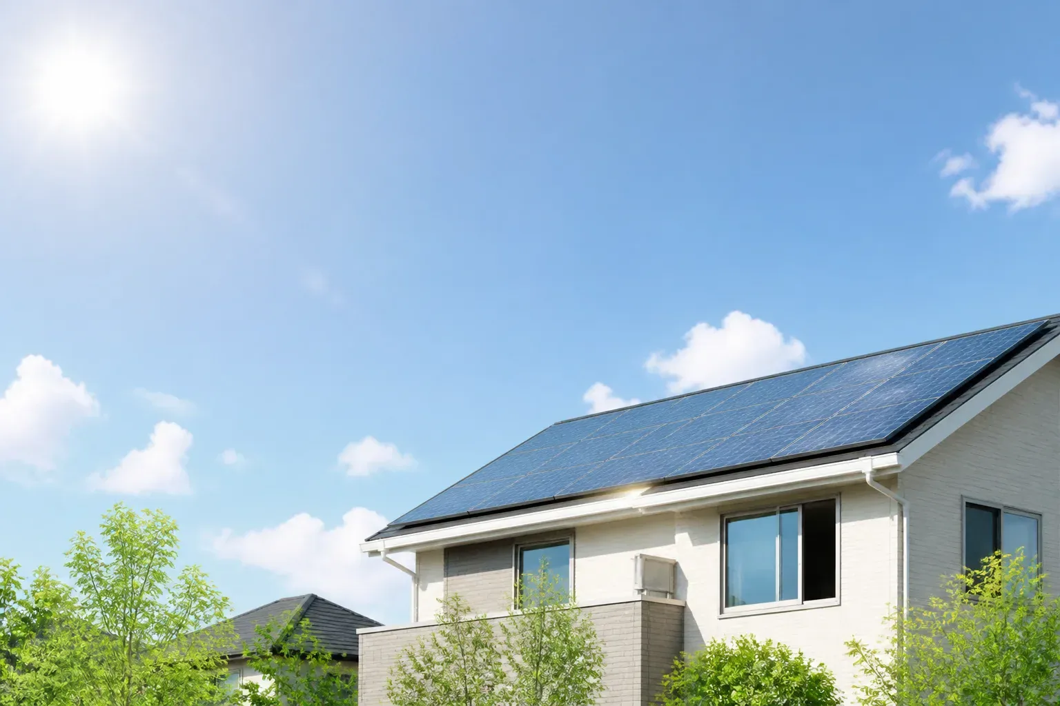 晴天の下で太陽光発電をする住宅のイメージ