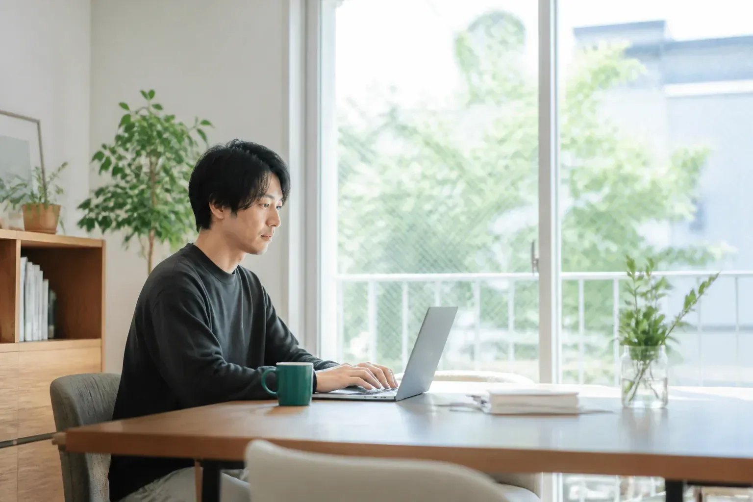 在宅勤務中の住宅リビングのイメージ