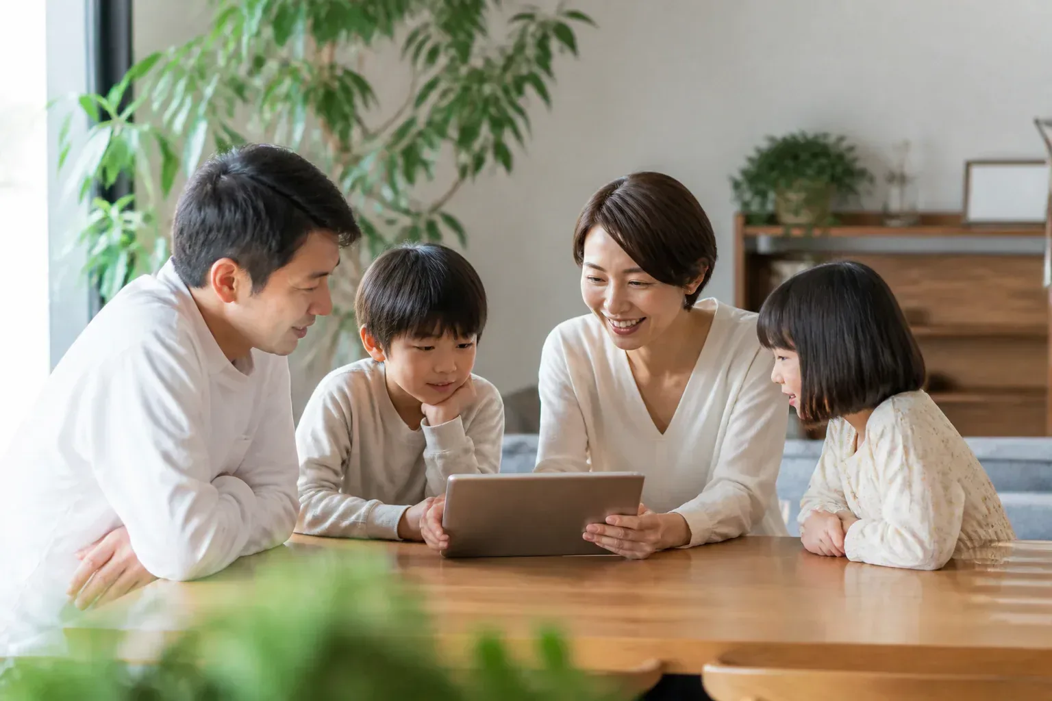 自宅で蓄電池の導入を検討する様子のイメージ