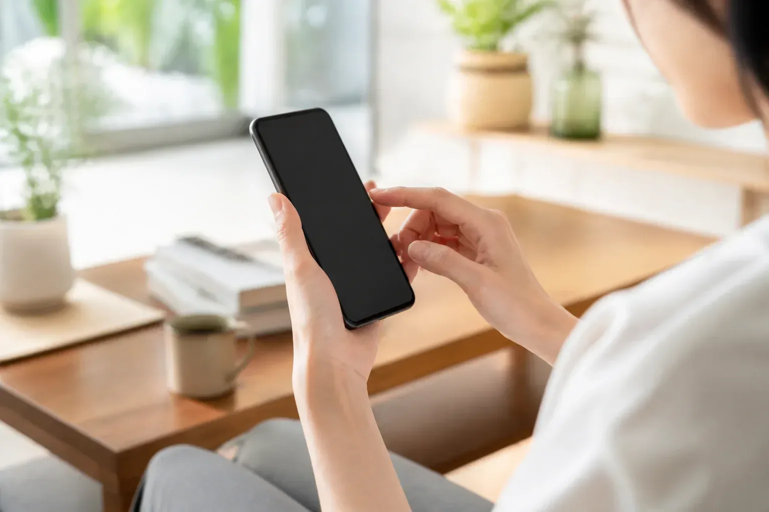 スマートフォンのアプリで蓄電池の設定を確認するイメージ